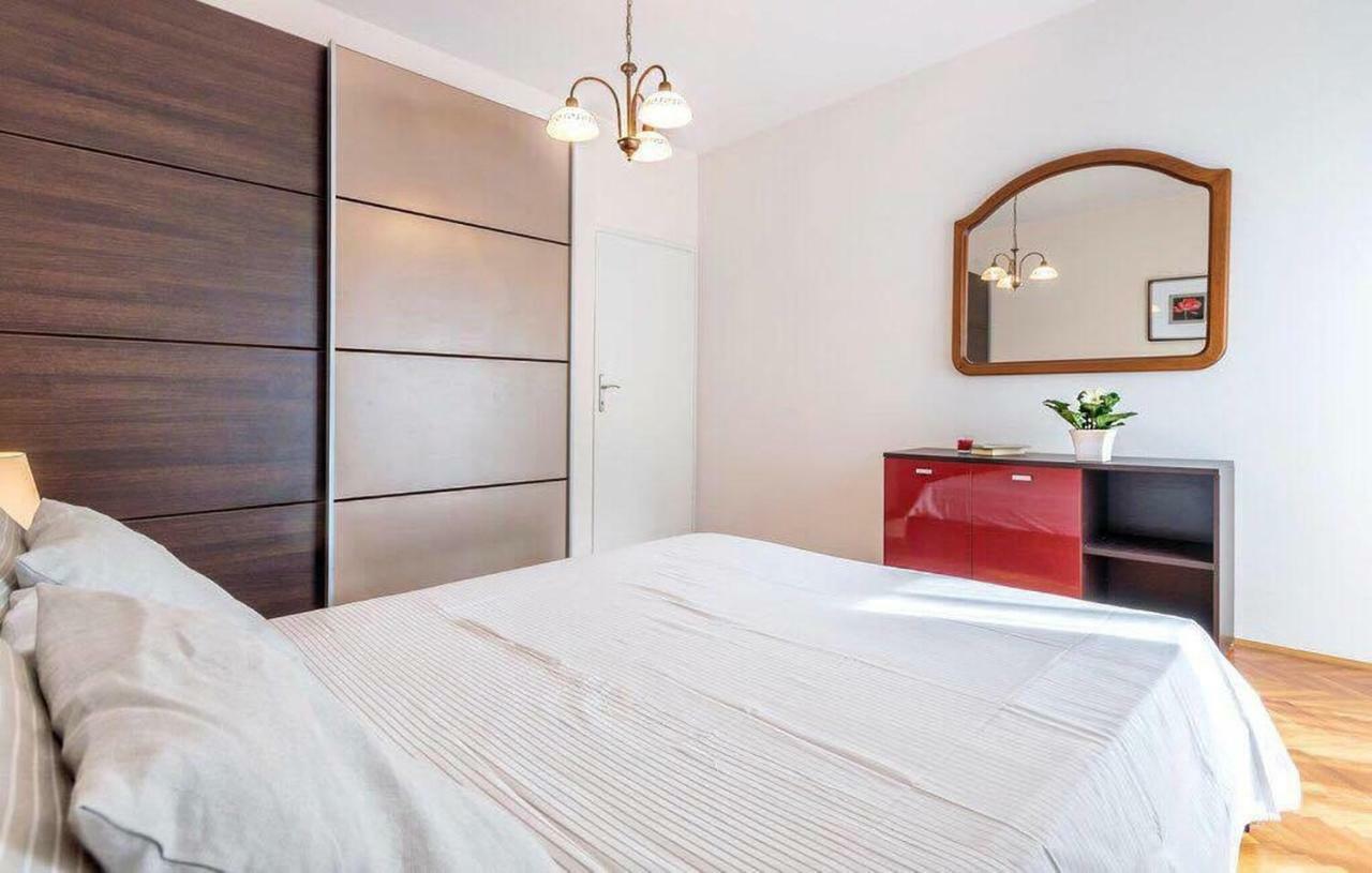 Apartman Eta Apartment Pula Bagian luar foto
