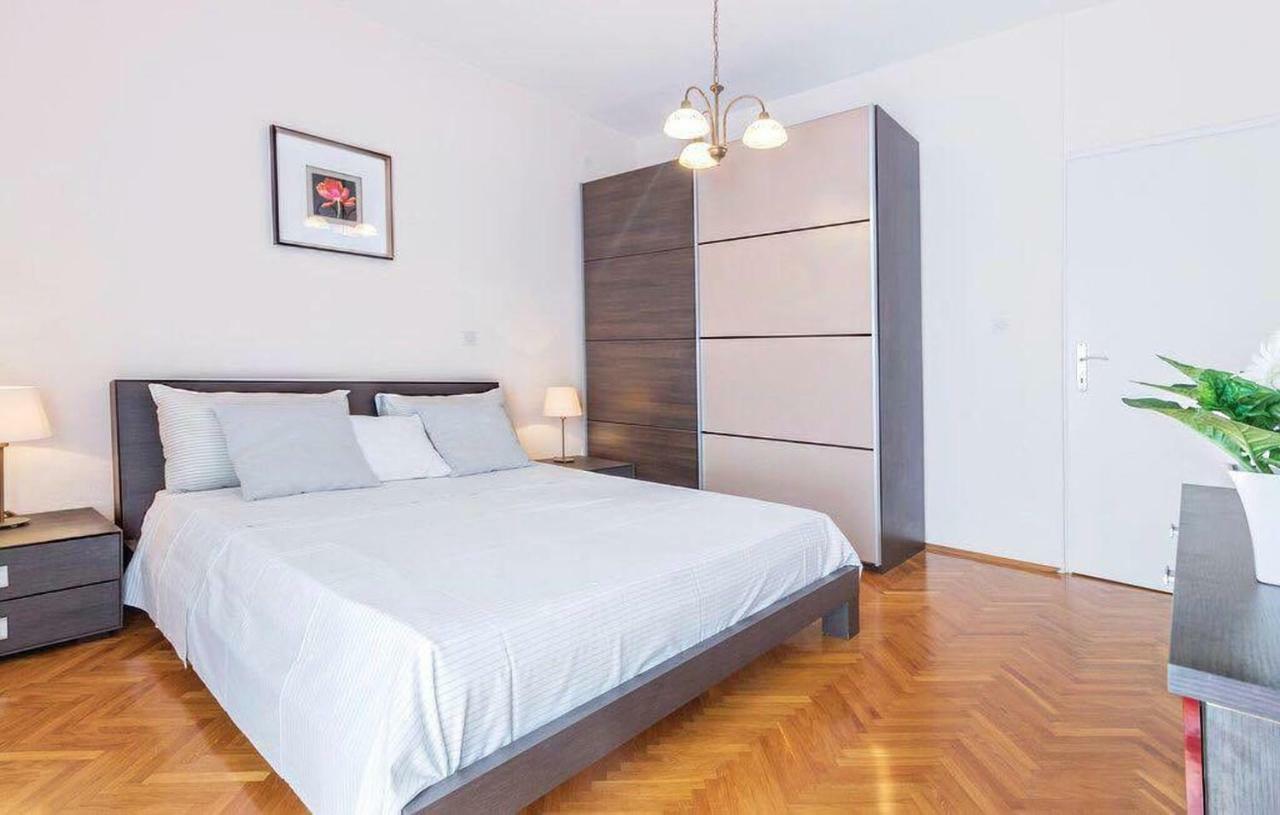 Apartman Eta Apartment Pula Bagian luar foto