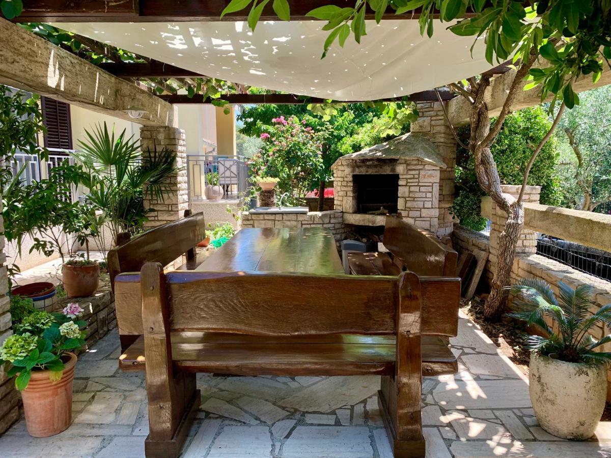 Apartman Eta Apartment Pula Bagian luar foto